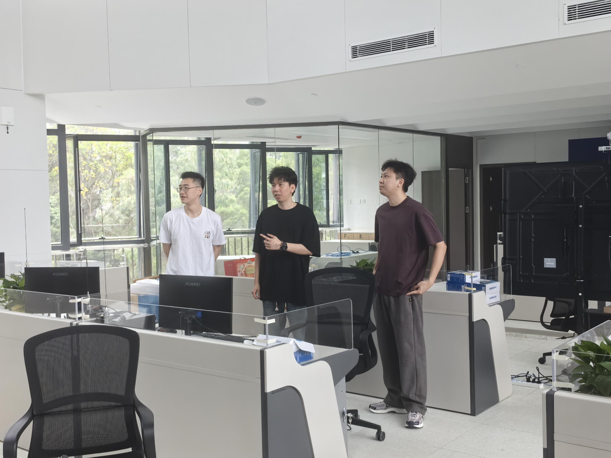 公司领导五一期间慰问项目值守工程师